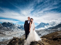 Epic! Pasangan Menikah di Gunung Everest Setelah Trekking 3 Minggu