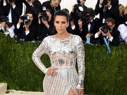 Kim Kardashian Beli Jam Tangan Rp 5,2 M Peninggalan Jackie Kennedy