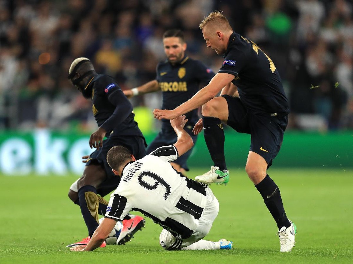 Foto: Kamil Glik menginjak Gonzalo Higuain (Getty Images/Richard Heathcote)