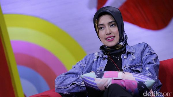 Jelang Nikah, Fairuz A Rafiq Tampak Berseri-seri