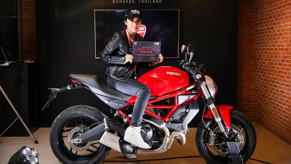 Mike Lewis dan Karina Salim Tunggangi Ducati Monster 797