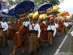 Ribuan Umat Budha Ikuti Prosesi Waisak Menuju Candi Borobudur