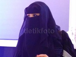 Wanita Bercadar Keluar dari Toko Lingerie Picu Kontroversi Netizen