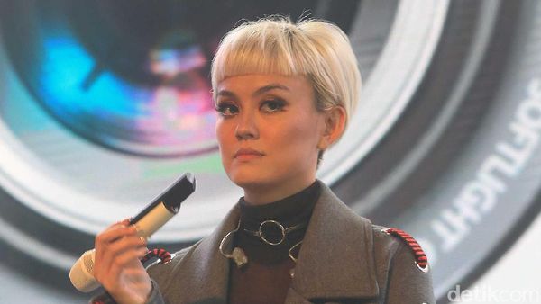 Tatapan Dingin Agnez Mo