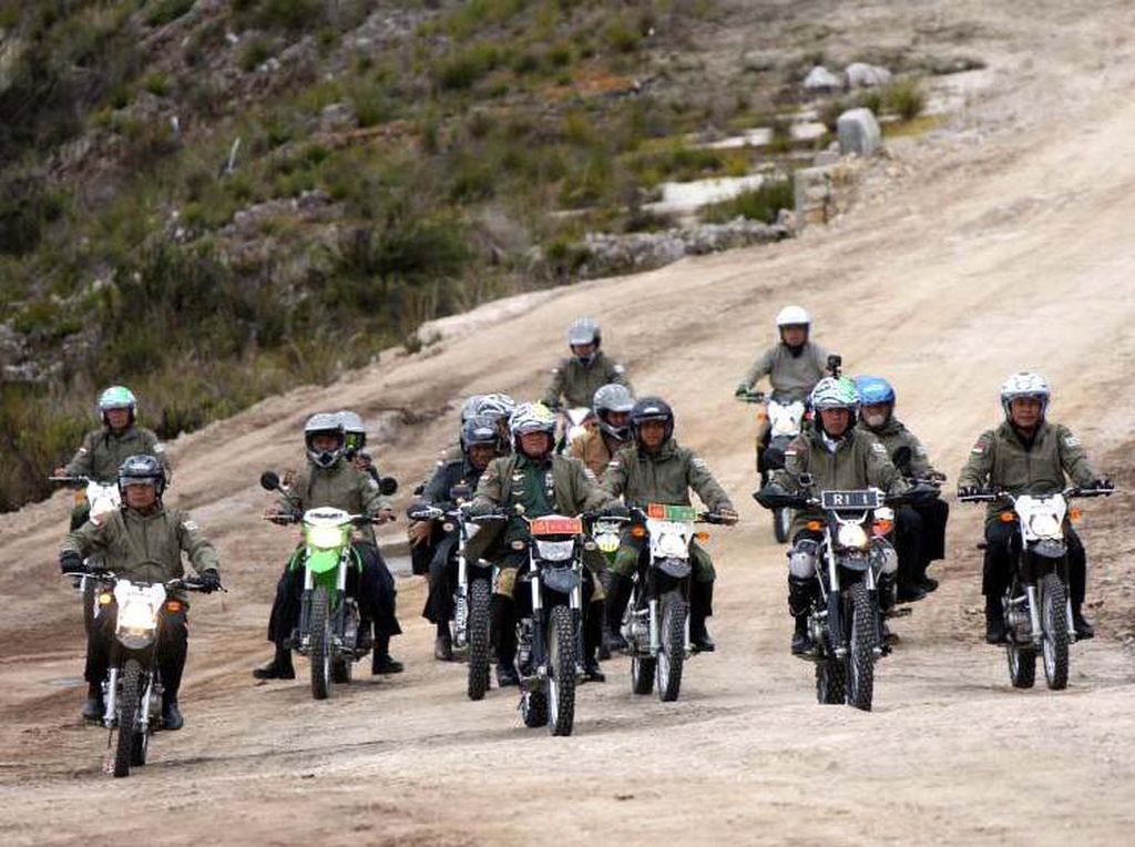 Susuri Jalan Trans Papua, Jokowi Konvoi Naik Trail Susuri Jalan Trans Papua, Jokowi Konvoi Naik Trail