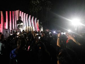 Massa Ahok Penuhi Taman Tugu Proklamasi, Kakak Angkat Menangis Haru