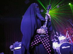 4 Hijabers Bercadar yang Terkenal, Pilot Hingga Gitaris Band Metal