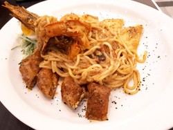 OWL Cafe: Sedapnya Spaghetti Bersaus Laksa hingga Durian Pengat yang Legit
