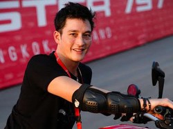 Mike Lewis Kini Luwes Bawa Moge