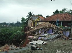 Tanah Longsor di Tangerang Selatan, 5 Rumah Hancur