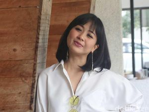 Astrid Sartiasari Tampil Cantik dengan Rambut Sebahu Astrid Sartiasari Tampil Cantik dengan Rambut Sebahu