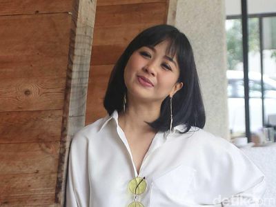 Astrid Sartiasari Tampil Cantik dengan Rambut Sebahu