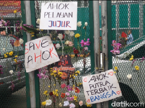 Karangan Bunga Ahok di Rutan Cipinang Jadi Objek Selfie Warga