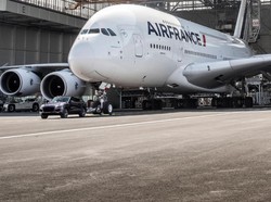 Pecahkan Rekor, Porsche Ini Tarik Pesawat Berbadan Besar