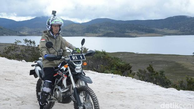 Jokowi berfoto dengan latar Danau Habema 