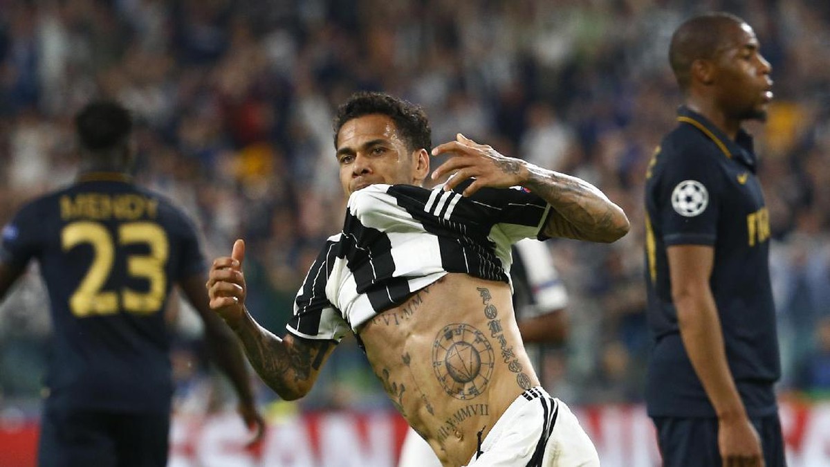Dani Alves melesakkan gol keren ke gawang AS Monaco. (Foto: REUTERS/Stefano Rellandini)