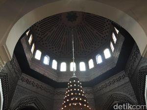 Masjid Agung di Prancis Diteror dengan Kepala Babi Masjid Agung di Prancis Diteror dengan Kepala Babi