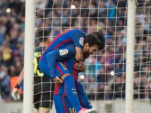 Sambil Liburan, Dani Alves Beri Tantangan untuk Messi dan Neymar