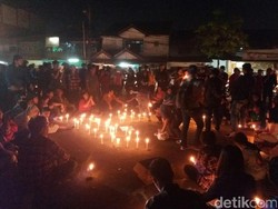 Massa Pendukung Ahok Nyalakan Lilin di Depan Mako Brimob