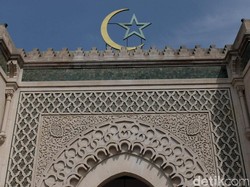 Ngeri Teror Kepala Babi di Masjid Agung di Prancis