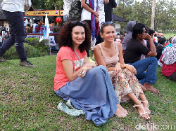 Bule-bule Cantik Ini Antusias Tunggu Lampion Borobudur Nanti Malam