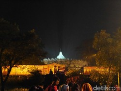 Wisatawan Ramai-ramai Menanti Terbangkan 1.999 Lampion di Borobudur