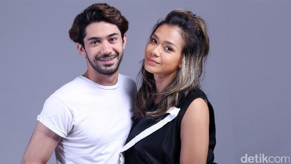 Hangatnya Tawa Adinia Wirasti dan Reza Rahadian