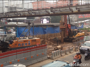 Proyek Underpass Bikin Jalan Matraman Raya Menyempit