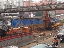 Proyek Underpass Bikin Jalan Matraman Raya Menyempit