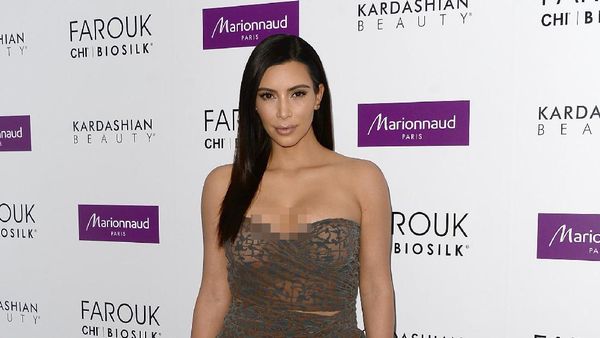 Foto: 15 Gaun Seksi Kim Kardashian Yang Mencuri Perhatian