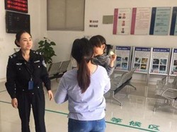 Polisi China Selamatkan Bocah yang Ditinggal Berjam-jam di Mobil