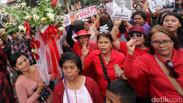 Massa Pro-Ahok di Mako Brimob Terus Bertambah