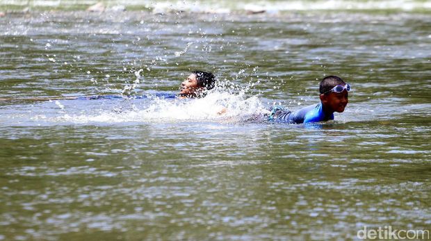 Anak-anak bermain di Sungai Jalin