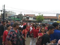 Usai Diimbau Ahok, Massa Membubarkan Diri dari Mako Brimob