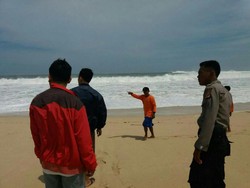Asyik Swafoto, Karyawan Bank Tergulung Ombak Pantai Bobos Garut