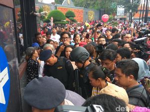 Lewat Pengeras Suara, Ahok Imbau Massa Pulang dari Mako Brimob