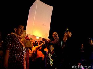1.000 Lampion Waisak Dilepas di Candi Muaro Jambi