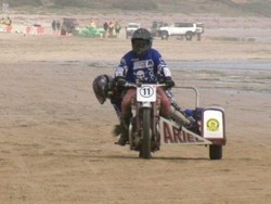 Keunikan Balapan Motor Tua di Pantai Adelaide