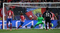 Antoine Griezmann membobol gawang Real Madrid lewat titik putih di menit ke-16. Sergio Perez/Reuters.