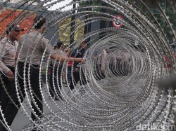 Polisi Pasang Kawat Berduri di Depan Mako Brimob