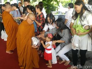 Pindapata dan Pelepasan Makhluk Berlangsung Khidmat di Semarang