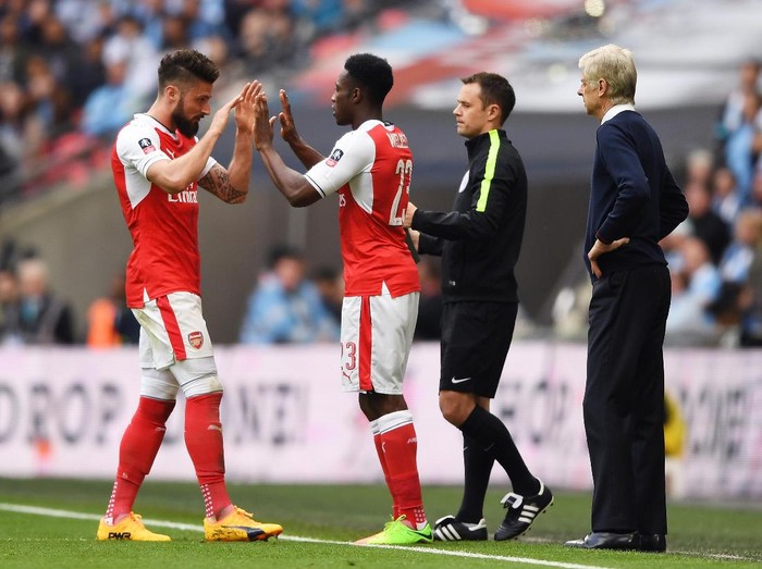 Giroud dan Welbeck yang Bikin Pusing Wenger
