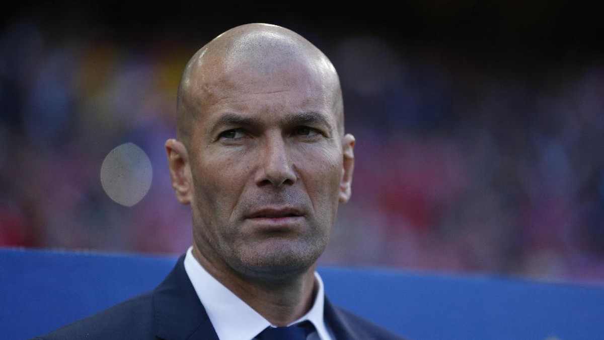 Zinedine Zidane mendampingi Real Madrid kala bertandang ke Atletico Madrid. (Foto: Reuters / Juan Medina Livepic)