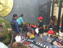 Libur Waisak, Massa Pro-Ahok Tetap Gelar Aksi di Depan Mako Brimob