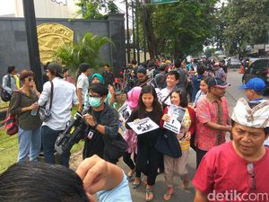 Massa Pro-Ahok Gelar Aksi di Depan Mako Brimob