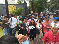 Massa Pro-Ahok Gelar Aksi di Depan Mako Brimob