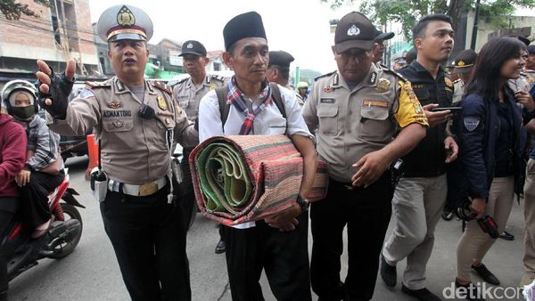 Massa Pro-Ahok Membubarkan Diri dari Mako Brimob