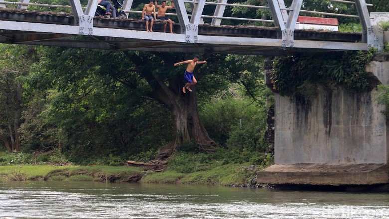 Anak-anak melompat dari atas jembatan (Agus Setyadi/detikTravel)