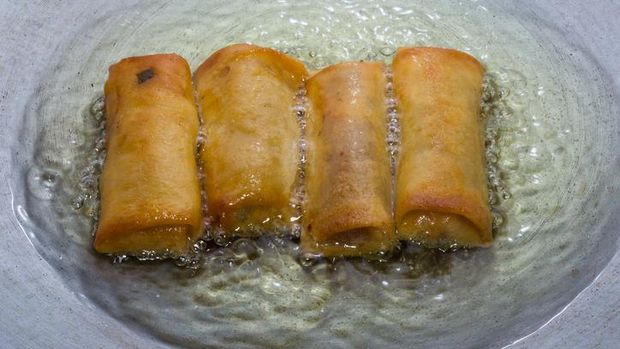 Menggoreng lumpia