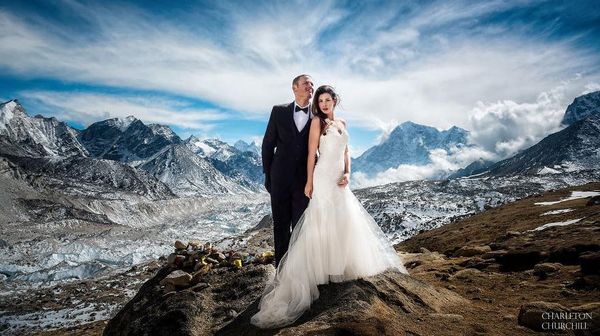 Nekat, Pasangan ini Menikah di Everest